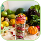 Imagem de frutas no copo e em uma mesa